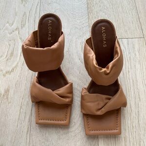 ALOHAS TWIST STRAP HEEL CAMEL ( NEW, never been worn)